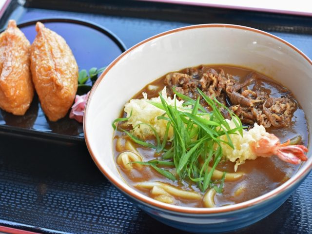 人気の特製カレーうどん販売スタート