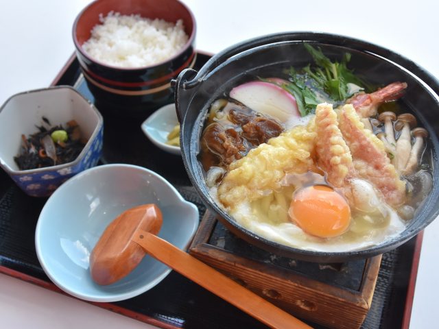 季節メニュー鍋焼きうどん定食の販売開始